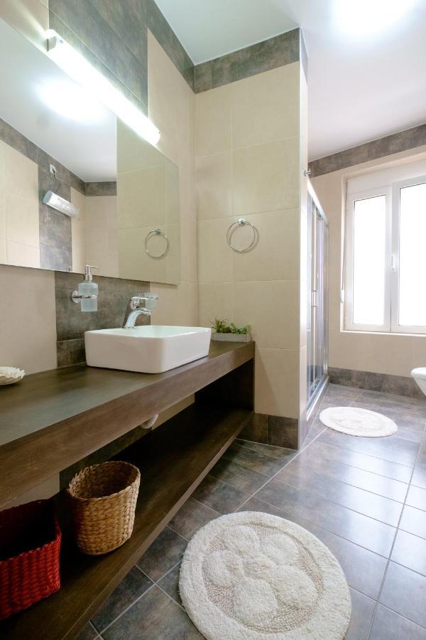 Home With Courtyard In Beating Heart Of Old Town! Chrissi Akti Chania Exterior foto